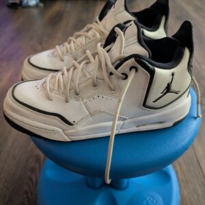 Jordan Courtside 23 (GS) AR1002-100, White/Black-Black, Size 3.5Y,